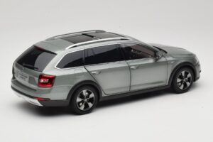Skoda Octavia Mk4 Combi Vert Paudi Model 1:18 ZMR000005GRU Métal — image 3 sur 8