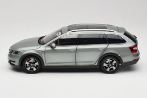 Skoda Octavia Mk4 Combi Vert Paudi Model 1:18 ZMR000005GRU Métal — image 4 sur 8