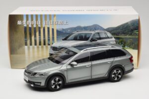 Skoda Octavia Mk4 Combi Vert Paudi Model 1:18 ZMR000005GRU Métal — image 8 sur 8