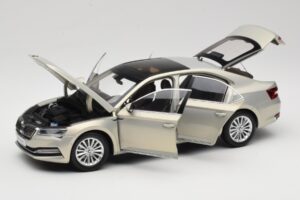 Skoda Superb Mk3 Or Paudi Model 1:18 ZSS000006GOLD Métal — image 2 sur 8
