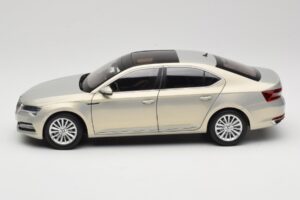 Skoda Superb Mk3 Or Paudi Model 1:18 ZSS000006GOLD Métal — image 4 sur 8