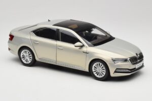 Skoda Superb Mk3 Or Paudi Model 1:18 ZSS000006GOLD Métal — image 6 sur 8