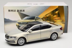 Skoda Superb Mk3 Or Paudi Model 1:18 ZSS000006GOLD Métal — image 8 sur 8