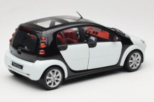 Smart Forfour Blanc Kyosho 1:18 0019141V001C01Q00 Métal — image 3 sur 8