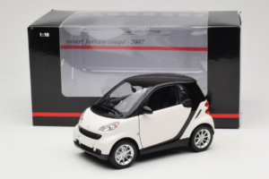 Smart Fortwo 451 Coupe Blanc Noir Minichamps 1:18 150036302 Métal — image 8 sur 8