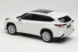 Toyota Highlander XU70 Blanc OEM 1:18 26071-2011 Métal — image 7 sur 8