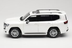 Toyota Land Cruiser J300 ZX Blanc LCD 1:18 LCD18013-ZX-WH Métal — image 4 sur 8