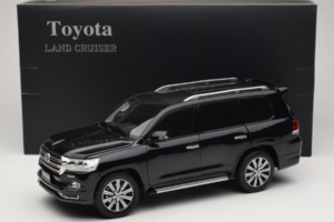 Toyota Land Cruiser LC200 Noir Kengfai 1:18 KF024-13 Métal — image 8 sur 8