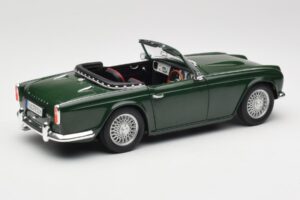 Triumph TR4 British Racing Green Revell 1:18 08827-T1 Métal — image 3 sur 8