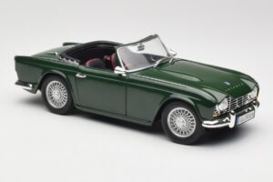 Triumph TR4 British Racing Green Revell 1:18 08827-T1 Métal — image 6 sur 8