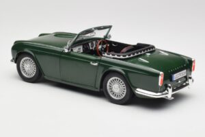 Triumph TR4 British Racing Green Revell 1:18 08827-T1 Métal — image 7 sur 8