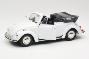 Volkswagen 1302 LS Cabriolet Blanc Revell 1:18 8415 Métal — image 2 sur 8