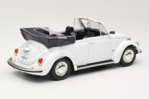 Volkswagen 1302 LS Cabriolet Blanc Revell 1:18 8415 Métal — image 3 sur 8