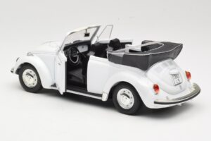 Volkswagen 1302 LS Cabriolet Blanc Revell 1:18 8415 Métal — image 5 sur 8