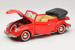 Volkswagen Beetle Cabriolet Rouge Maisto 1:18 56010 Métal — image 2 sur 8