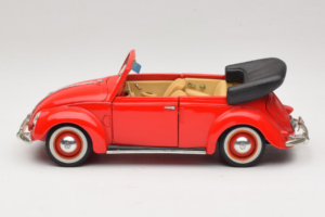 Volkswagen Beetle Cabriolet Rouge Maisto 1:18 56010 Métal — image 4 sur 8