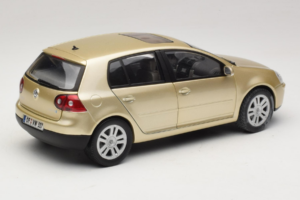 Volkswagen Golf Mk5 Light Bronze Metallic Bburago 1:18 09930201W Métal — image 3 sur 8