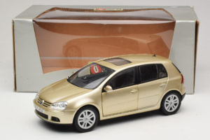 Volkswagen Golf Mk5 Light Bronze Metallic Bburago 1:18 09930201W Métal — image 8 sur 8