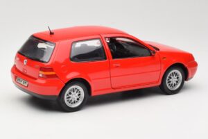 Volkswagen Golf Mk4 GTI Rouge Revell 1:18 08943 Métal — image 3 sur 8