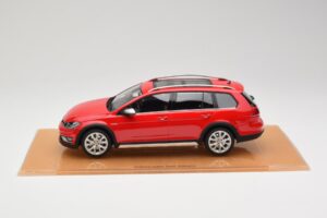Volkswagen Golf Mk7 Alltrack Tornado Red DNA 1:18 DNA000035 Résine — image 3 sur 6