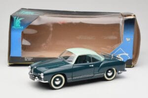 Volkswagen Karmann Ghia Bleu Solido 1:18 8061 Métal — image 8 sur 8