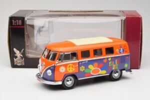 Volkswagen Microbus T1 Flower Power Road Signature 1:18 92329 Métal — image 8 sur 8