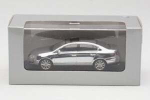 Volkswagen Passat B6 Chrome Silver 10 Years Volkswagen Magazine Minichamps 1:43 PASSAT004 Métal — image 4 sur 4