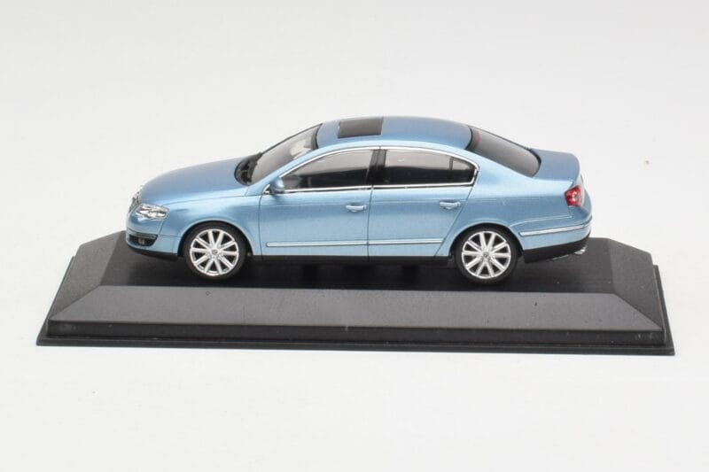 Volkswagen Passat B6 Blue Metallic Minichamps 1:43 PASSAT002 Métal