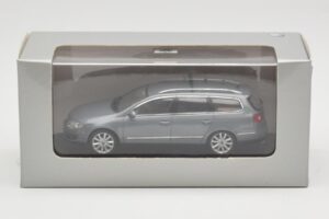 Volkswagen Passat B6 Variant Grey Metallic Minichamps 1:43 PASSAT005 Métal — image 4 sur 4