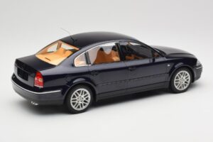 Volkswagen Passat W8 B5.5 Indigo Blue DNA 1:18 DNA000029 Métal — image 2 sur 6