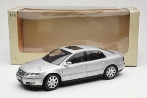 Volkswagen Phaeton D1 Silver Metallic AUTOart 1:18 79742 Métal — image 8 sur 8