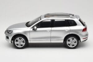 Volkswagen Touareg 7L Silver Metallic Kyosho 1:18 8821CS Métal — image 4 sur 8