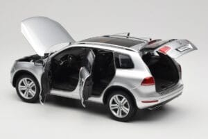Volkswagen Touareg 7L Silver Metallic Kyosho 1:18 8821CS Métal — image 5 sur 8
