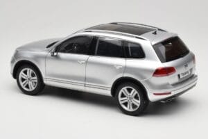 Volkswagen Touareg 7L Silver Metallic Kyosho 1:18 8821CS Métal — image 7 sur 8