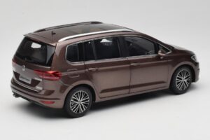 Volkswagen Touran 5T Marron Paudi Model 1:18 ZVE000003BRA Métal — image 3 sur 8