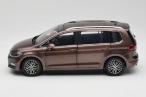 Volkswagen Touran 5T Marron Paudi Model 1:18 ZVE000003BRA Métal — image 4 sur 8
