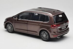 Volkswagen Touran 5T Marron Paudi Model 1:18 ZVE000003BRA Métal — image 7 sur 8