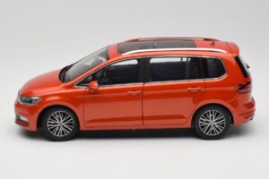 Volkswagen Touran 5T Orange Paudi Model 1:18 ZVE000003ORA Métal — image 4 sur 8