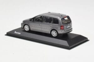 Volkswagen Touran Sport Platinum Grey Minichamps 1:43 TOURAN003 Métal — image 3 sur 4