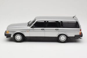 Volvo 240 GL Estate Argent Minichamps 1:18 155171416 Métal — image 3 sur 6