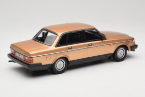 Volvo 240 GL Or Minichamps 1:18 155171405 Métal — image 2 sur 6