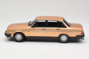 Volvo 240 GL Or Minichamps 1:18 155171405 Métal — image 3 sur 6