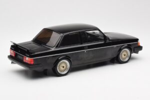 Volvo 240 Turbo Noir Custom IXO 1:18 18CMC178 Métal — image 2 sur 6