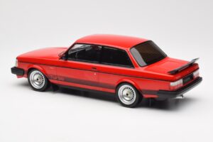Volvo 240 Turbo Rouge Custom IXO 1:18 18CMC177 Métal — image 5 sur 5