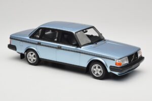Volvo 244 Turbo Bleu Clair DNA 1:18 DNA000135 Métal — image 4 sur 6