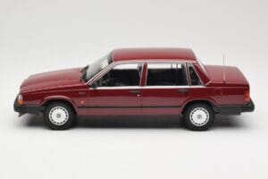 Volvo 740 GL Rouge Minichamps 1:18 155171704 Métal — image 3 sur 6