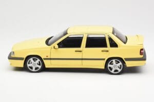 Volvo 850 T-5R Jaune AUTOart 1:18 79501 Métal — image 4 sur 8