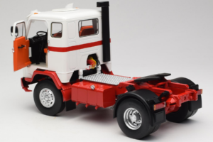 Volvo F88 Blanc Rouge MCG 1:18 MCG18141 Métal — image 5 sur 8