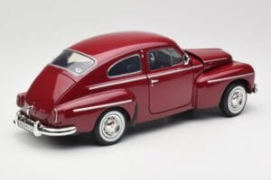 Volvo PV544 Cherry Red Revell 1:18 08887 Métal — image 3 sur 8