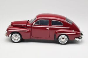 Volvo PV544 Cherry Red Revell 1:18 08887 Métal — image 4 sur 8